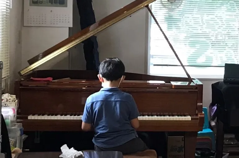 子供がピアノを弾いている姿