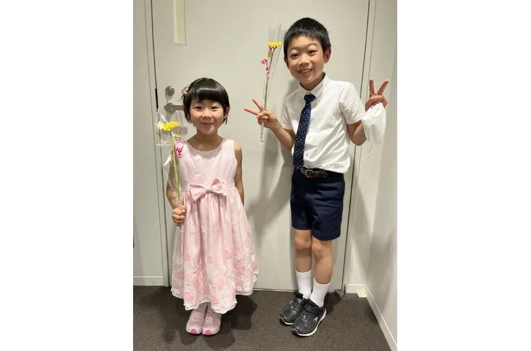 発表会の記念写真（兄・妹）