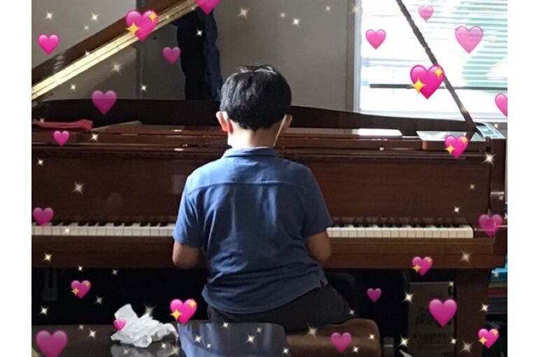 男の子ピアノ演奏写真