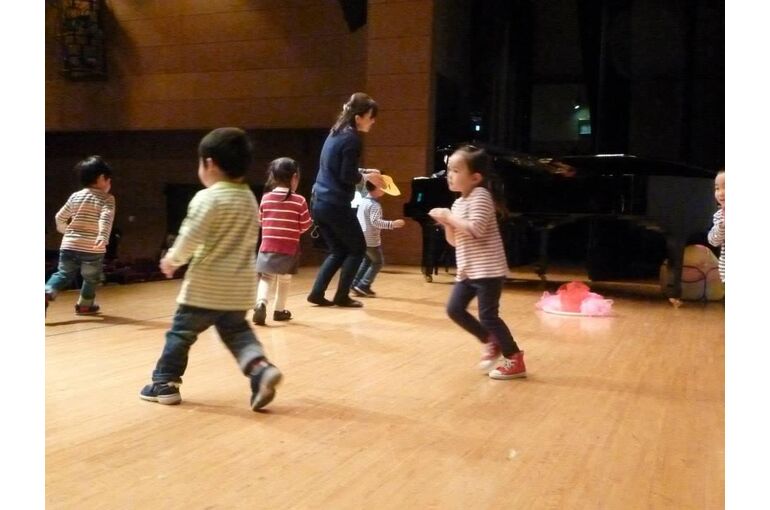 ホールステージにてリトミック活動中に写真