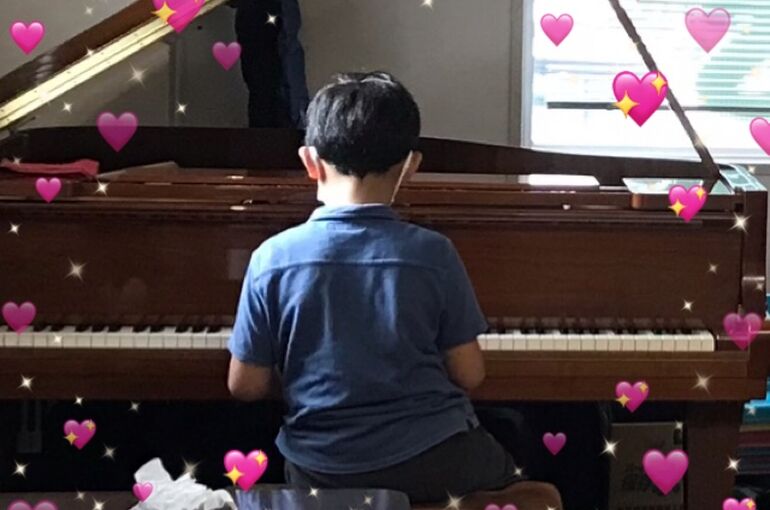 男の子のピアノ演奏写真