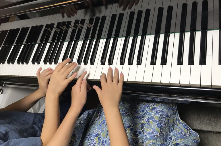 連弾を弾いている手（4手）